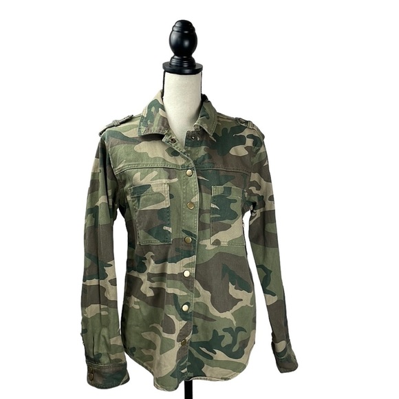 Forever 21 Jackets & Blazers - NWT Forever 21 Camo Jacket SZ S Lightweight Full Metal Button Down
